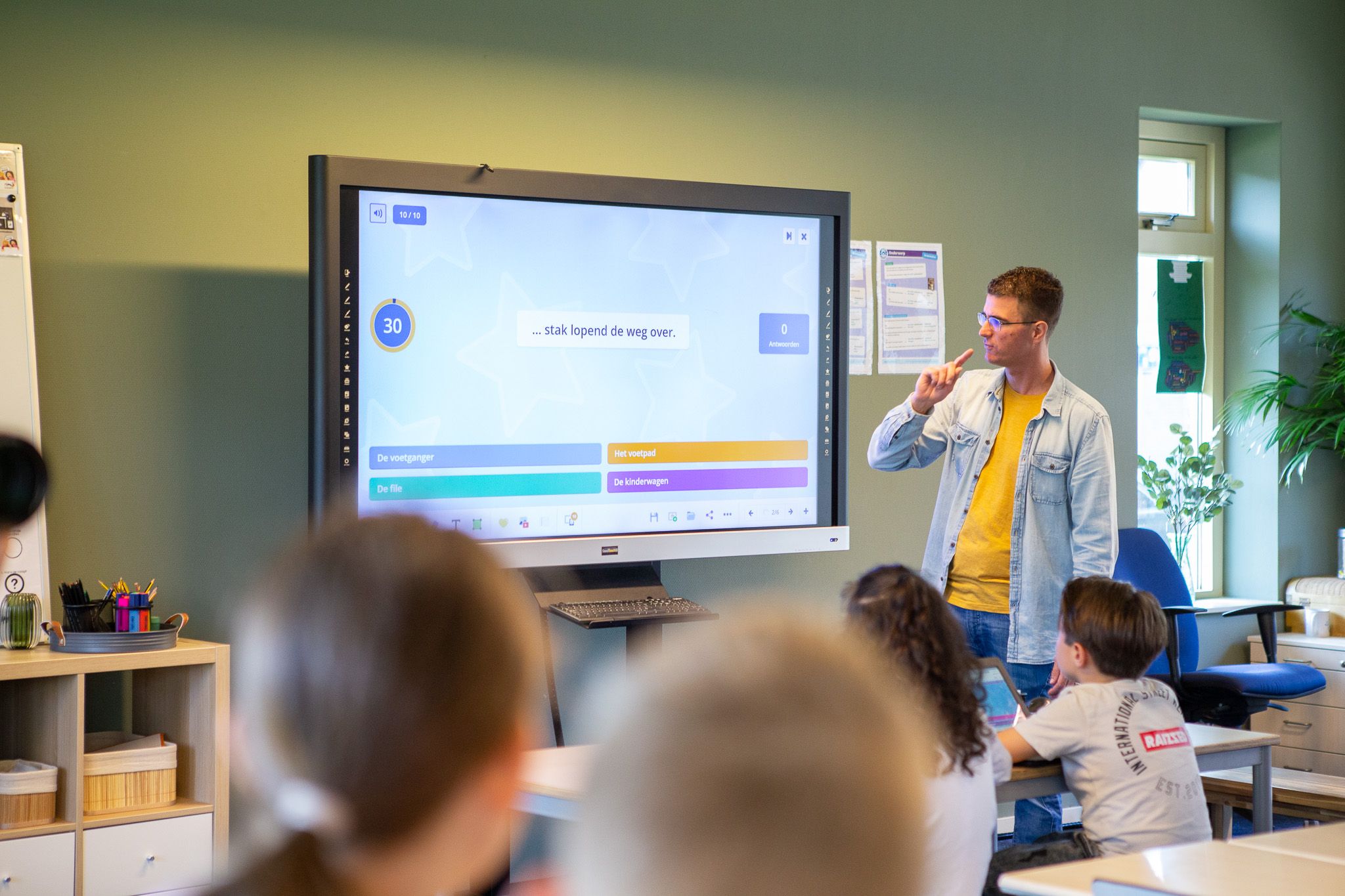 classroom quiz - teacher infront of class